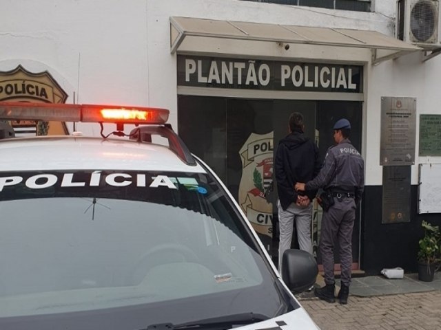 Procurado por estupro de vulnervel  preso pela PM dentro de escola na Costa Sul