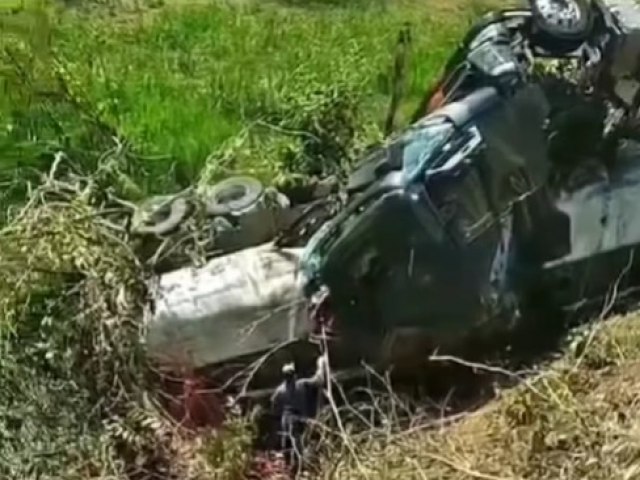 Motorista morre aps caminho tombar na SP-50 em So Jos