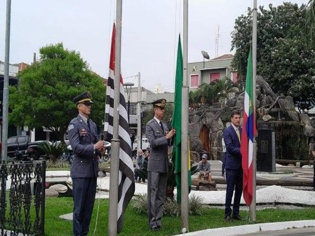 Hasteamento da bandeira d incio a desfile de 7 de setembro em Pindamonhangaba