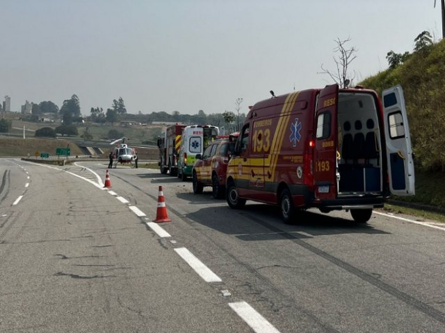 SJC: Acidente na rodovia dos Tamoios deixa quatro feridos