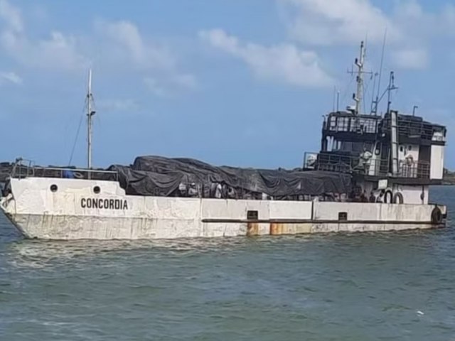 Tripulao some aps navio afundar a caminho de Fernando de Noronha