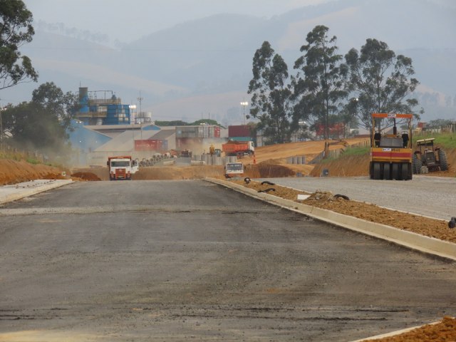 Obra de construo do viaduto da Via Estrutural  lanada em Pindamonhangaba