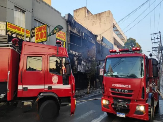 Loja de bijuterias em Taubat fica destruda aps incndio