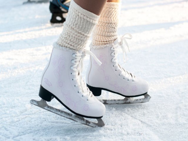 Pista de patinao no gelo  nova atrao em shopping de Taubat