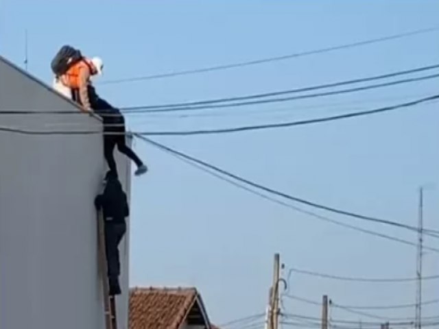 Trio invade agncia bancria e foge com mala pelo telhado, em Caapava