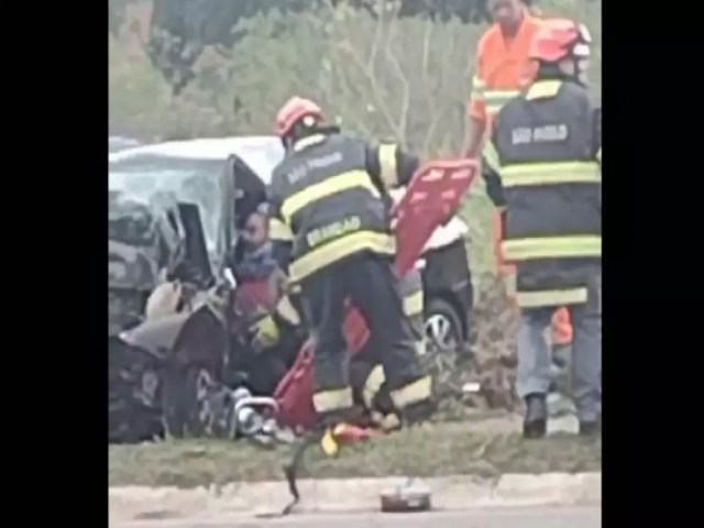 Vtimas presas nas ferragens em grave acidente em S.Jos