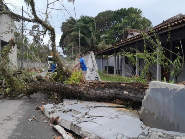 Defesa Civil de Caraguatatuba monitora cidade por contas de chuvas e ventos de at 90 km/h