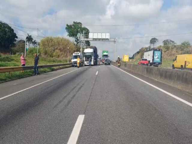 Dois acidentes complicam o trnsito na Dutra, em So Jos dos Campos e Taubat