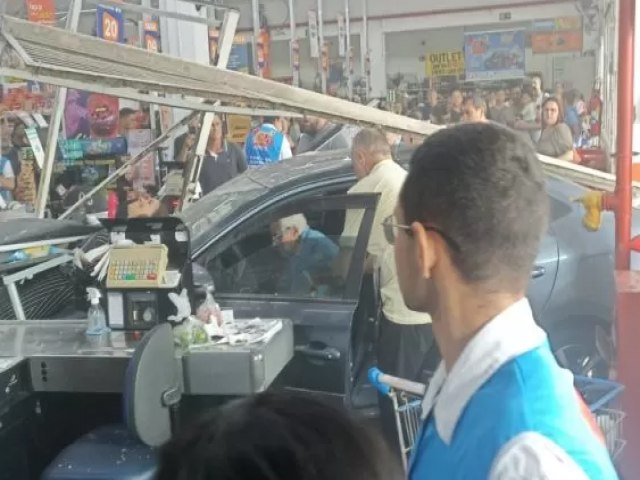 Carro invade supermercado e deixa trs feridos na zona sul de SJC