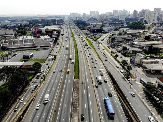 Via Dutra e Rio-Santos devem receber mais de 960 mil veculos no feriado