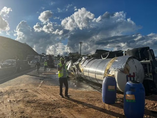 Pista sentido SP da Dutra  liberada 4h30 aps acidente com carreta no trecho de Guaratinguet