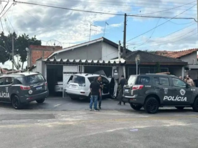 Perseguio policial termina com carro invadindo casa em So Jos