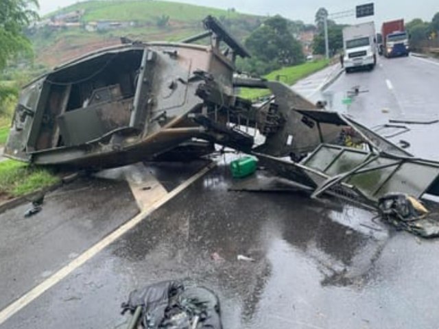 Coliso envolvendo carreta do Exrcito interdita Rodovia Presidente Dutra em Guaratinguet