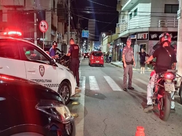 GCM de Pinda e Polcia Militar fiscalizam mais de 40 veculos em blitz na Praa do Quartel