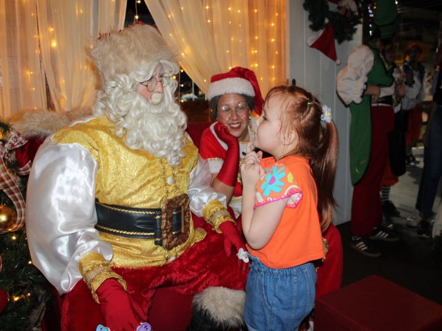 Festividades natalinas esto oficialmente abertas com a chegada do Papai Noel a Pindamonhangaba