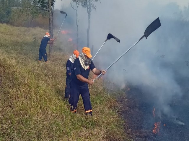 Queimada mobiliza Defesa Civil e Bombeiros por quatro horas no bairro Castolira
