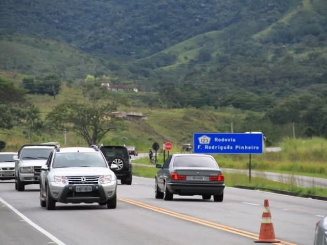 Motorista � preso ap�s bater carro, rasgar pneus e amea�ar m�e e filha com faca na serra de Campos