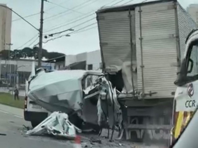 Acidente deixa ve�culo destru�do na marginal da Dutra