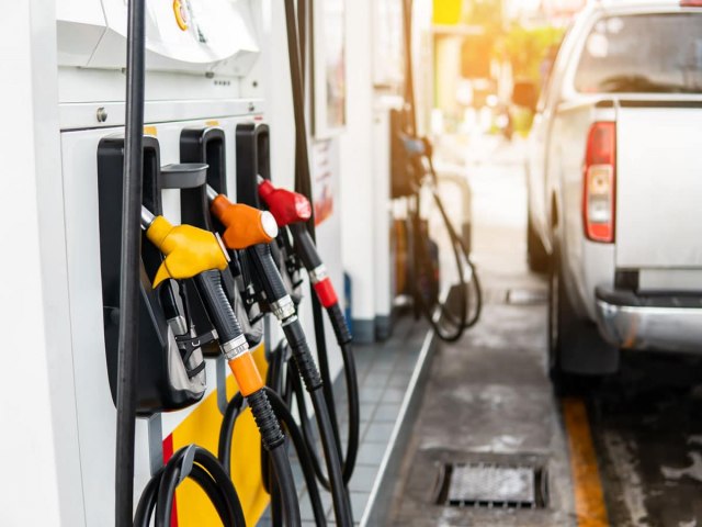 Concorr�ncia do etanol e subven��o fazem pre�o da gasolina cair