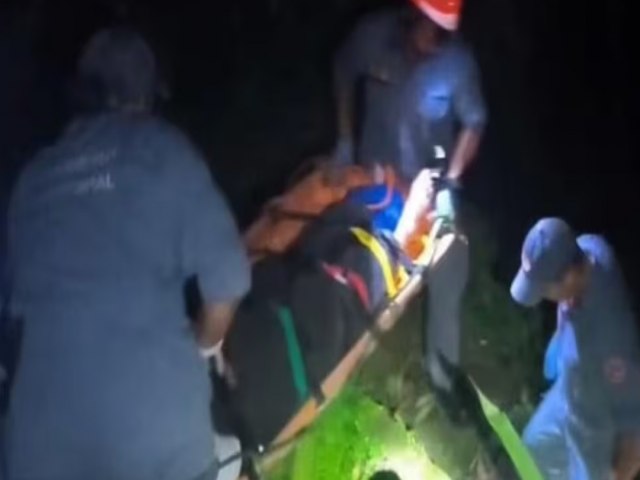 Idoso de 88 anos � resgatado pelos Bombeiros ap�s sofrer AVC em �rea de dif�cil acesso em Ubatuba