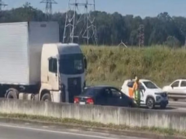Motorista de caminh�o que arrastou carro na Via Dutra se apresenta � pol�cia