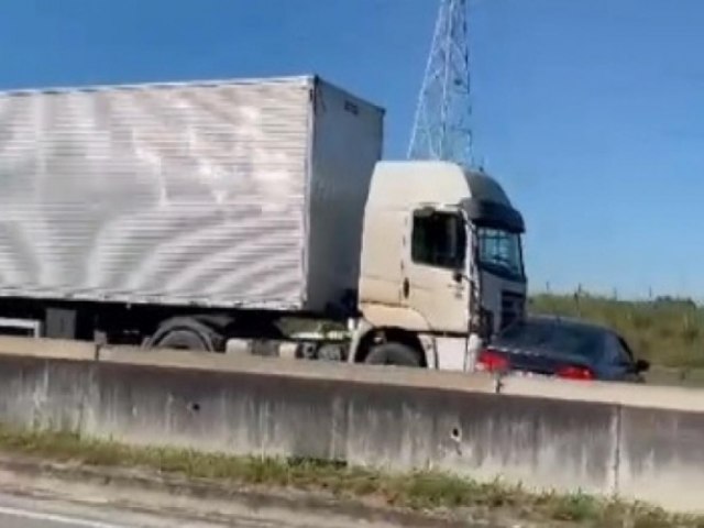 Motorista que arrastou carro de idosa em SJC � ouvido e liberado