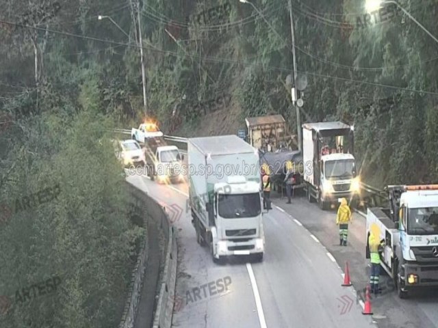 Derramamento de barras de ferro interdita faixa da Rodovia dos Tamoios em Caraguatatuba