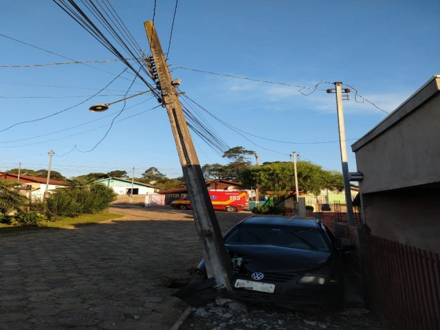 Motorista atinge poste de energia elétrica em Major Vieira 