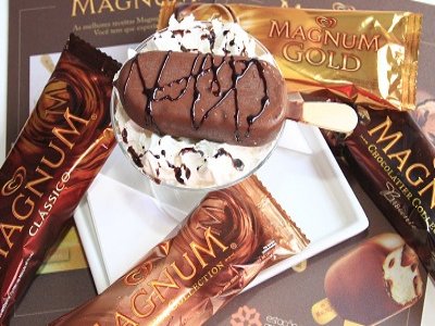 Clássico Magnum de avelã com calda quente de chocolate