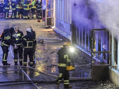 Diz polícia: homem coloca fogo em mesquita da Suécia e deixa 5 feridos