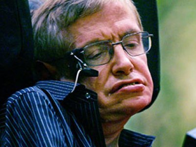 Ex-esposa do cientista Stephen Hawking, diz que eles está vivo graças à sua fé