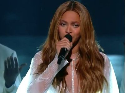 Assista Beyoncé cantando música gospel na premiação do Grammy 2015 e emocionando a audiência
