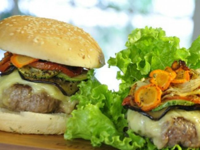 Para não sair da dieta, aprenda fazer hambúrguer light