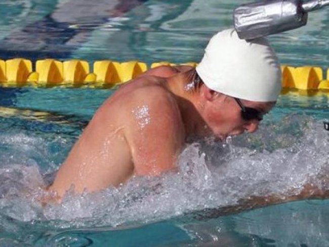 Nadador cego tem 11 recordes nacionais na natação paraolímpica