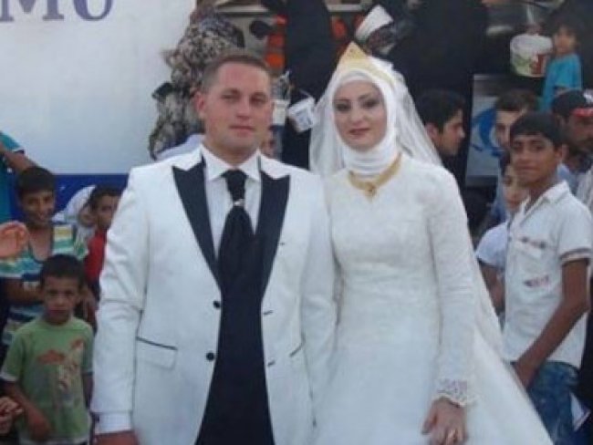 Casal turco compartilha festa de casamento com 4.000 refugiados sírios